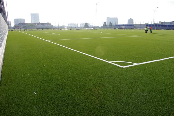 Aménagement 2 terrains de football synthétique sur le toit du parking - Sportinfrabouw NV